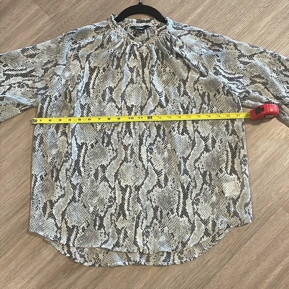 Express Women’s Tunic Medium Grey Snake Animal Print Semi Sheer Mesh Classic - Picture 10 of 13